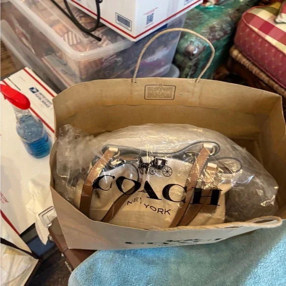 Coach Andy Tote in Chalk white pebbled leather, with tan handles - Picture 13 of 14